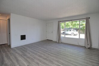 1127-1127 NE 183rd Ave in Portland, OR - Building Photo - Building Photo