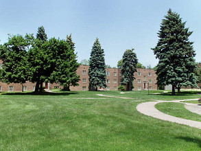 Browncroft Apartments & Townhouses in Rochester, NY - Foto de edificio - Building Photo