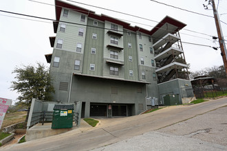 La Vista de Guadalupe in Austin, TX - Foto de edificio - Building Photo