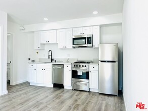421 E Chevy Chase Dr in Glendale, CA - Building Photo - Building Photo