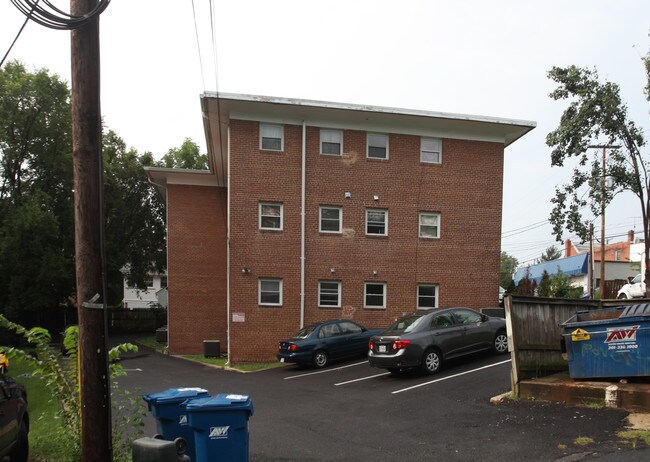 8115 Schrider St in Silver Spring, MD - Foto de edificio - Building Photo