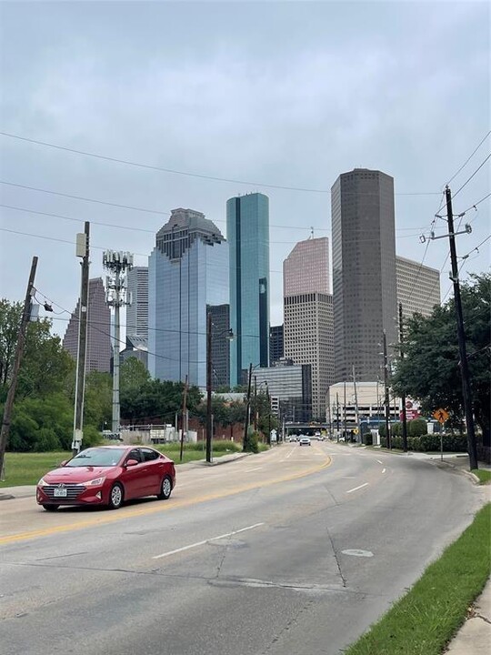207 Pierce St in Houston, TX - Foto de edificio
