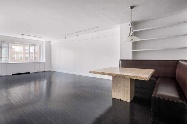 166 E 63rd St, Unit 7J in New York, NY - Building Photo - Building Photo