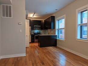 2203 W Eastwood Ave, Unit 2201-1W in Chicago, IL - Building Photo - Building Photo