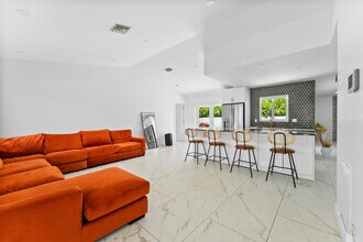 112 Parkwood Dr in Royal Palm Beach, FL - Foto de edificio - Building Photo