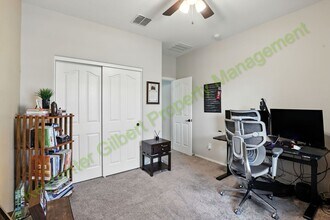 2430 E Hazeltine Way in Gilbert, AZ - Foto de edificio - Building Photo