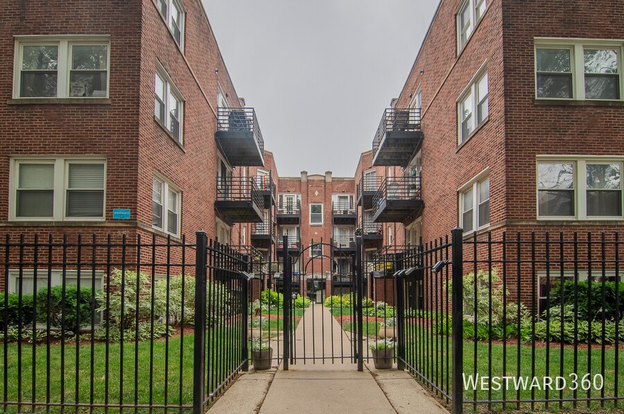 4334 N Sacramento Ave in Chicago, IL - Building Photo