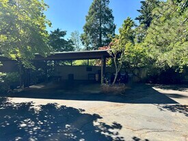3210 Agate St in Eugene, OR - Building Photo