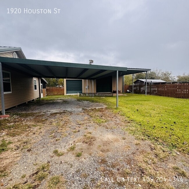 1920 Houston St in West Orange, TX - Building Photo - Building Photo