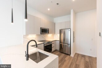 3120 W Jefferson St, Unit 408 in Philadelphia, PA - Building Photo - Building Photo