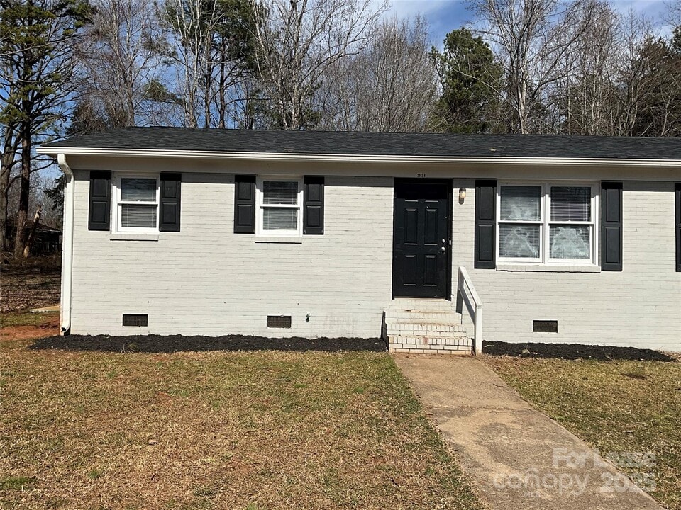 2002 Airport Rd in Salisbury, NC - Building Photo