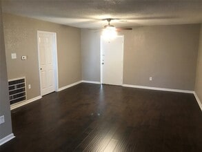 10206 Buena Park Dr in Houston, TX - Foto de edificio - Building Photo