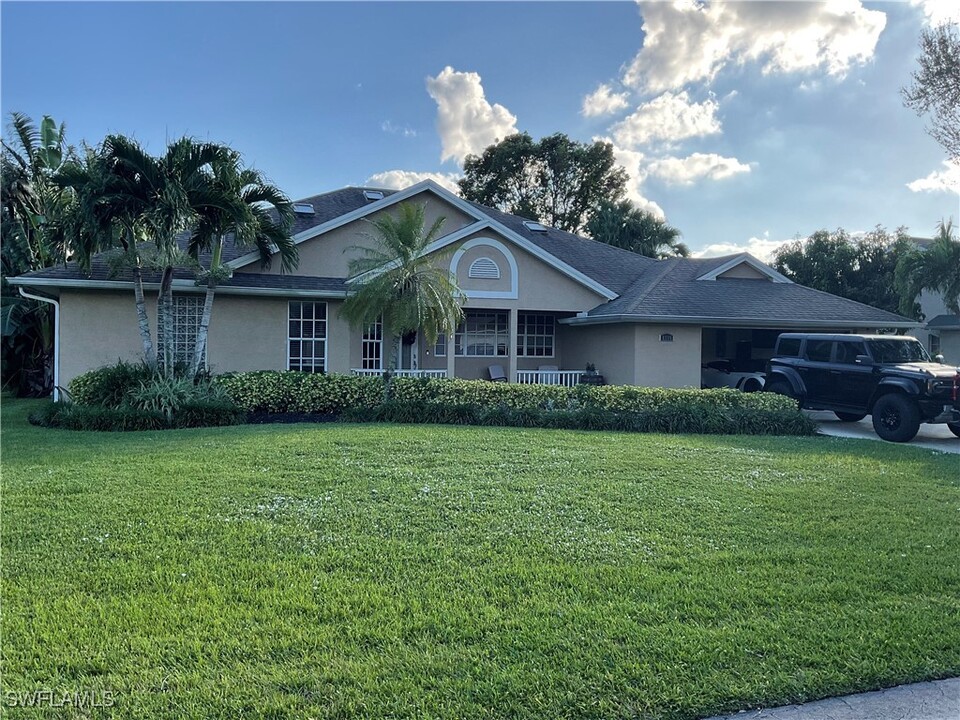 6715 Willow Lake Cir in Ft. Myers, FL - Building Photo