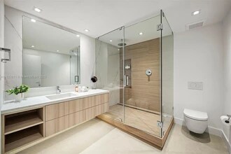 2301 Collins Ave, Unit APT 630 in Miami Beach, FL - Foto de edificio - Building Photo