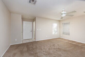 723 St Aidans St in Las Vegas, NV - Foto de edificio - Building Photo