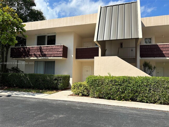 property at 2701 S Palm Aire Dr