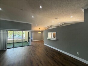 323 Ives Dairy Rd in Miami, FL - Building Photo - Building Photo