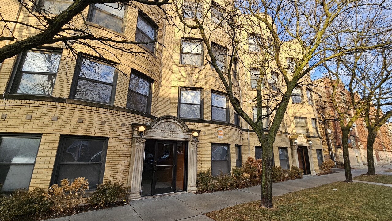 2456 W Catalpa Ave in Chicago, IL - Building Photo