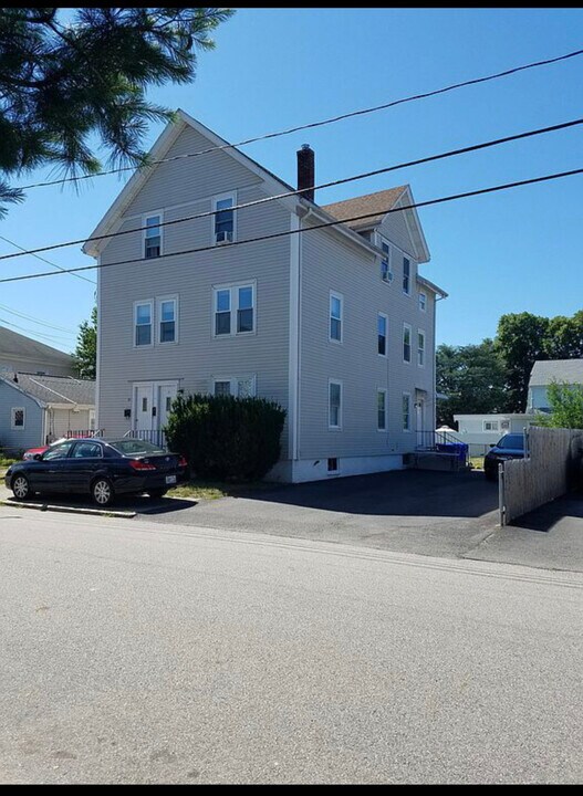 91 Hunts Ave in Pawtucket, RI - Building Photo
