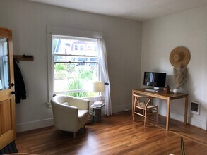 2407 SE Division St, Unit 2407 in Portland, OR - Foto de edificio - Building Photo