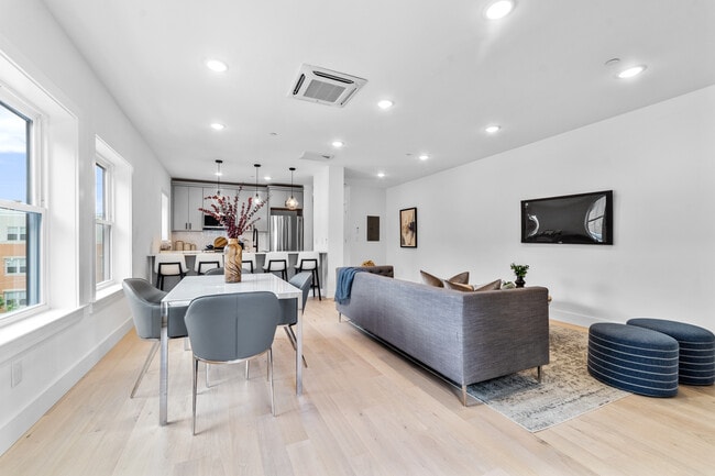 208 Spencer Ave, Unit 7 in Chelsea, MA - Foto de edificio - Building Photo