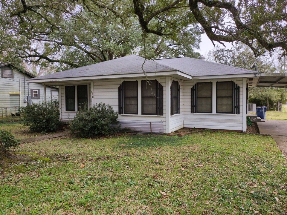 665 N 10th St in Silsbee, TX - Building Photo