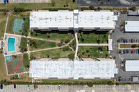 Twin Towers in Cocoa Beach, FL - Foto de edificio - Building Photo