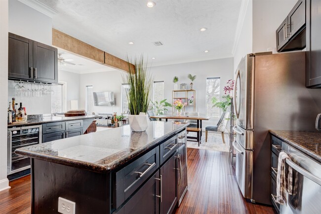 property at 1124 W Dallas St