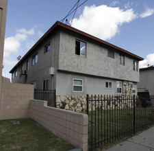 12939 Oxnard St in Van Nuys, CA - Building Photo - Building Photo