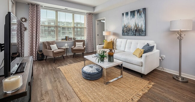 The Residences of Orland Park Crossing in Orland Park, IL - Foto de edificio - Building Photo