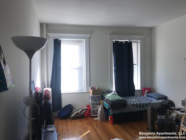 1304 Commonwealth Ave, Unit 14 in Boston, MA - Building Photo - Building Photo