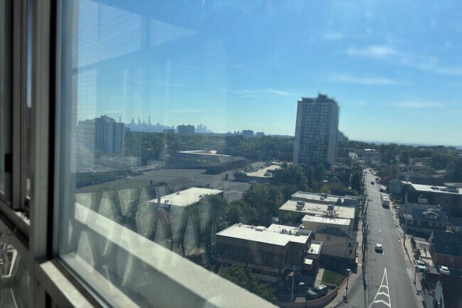 2000 Linwood Ave in Fort Lee, NJ - Building Photo - Building Photo