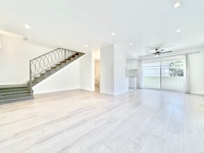 Eighty Six Eighteen Whitworth in Los Angeles, CA - Foto de edificio - Building Photo