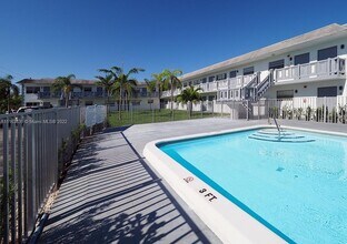 1045 NE 39th Dr-Unit -12 in Oakland Park, FL - Building Photo - Building Photo