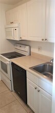 467 Golden Isles Dr in Hallandale Beach, FL - Building Photo - Building Photo