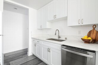 1751 S Bentley Ave in Los Angeles, CA - Building Photo - Building Photo