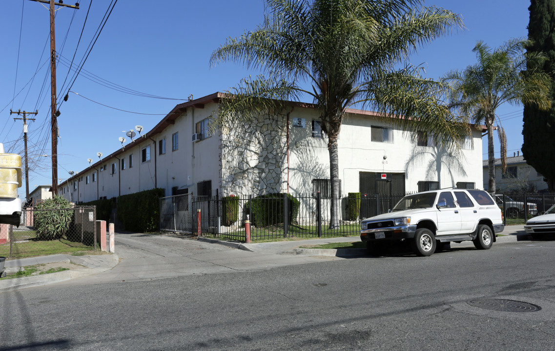 801 E Pine St in Compton, CA - Building Photo