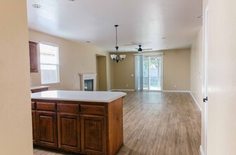 1762 Champagne St in Tulare, CA - Building Photo - Building Photo