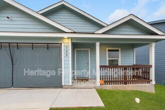 140 Wood Moss Dr in Floresville, TX - Building Photo - Building Photo