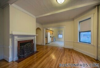 26 Hamilton Rd, Unit 3 in Brookline, MA - Building Photo - Building Photo
