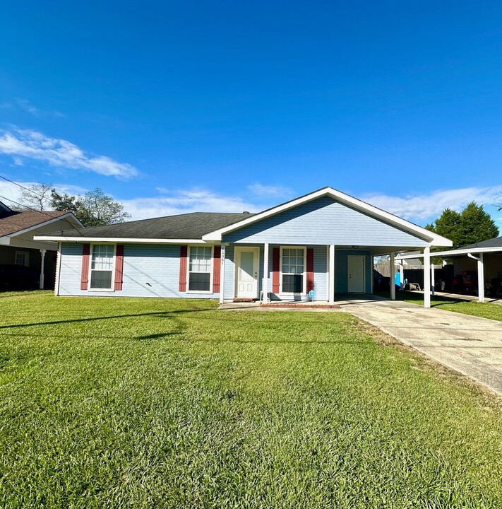 15061 Beau Jon Ave in Prairieville, LA - Foto de edificio