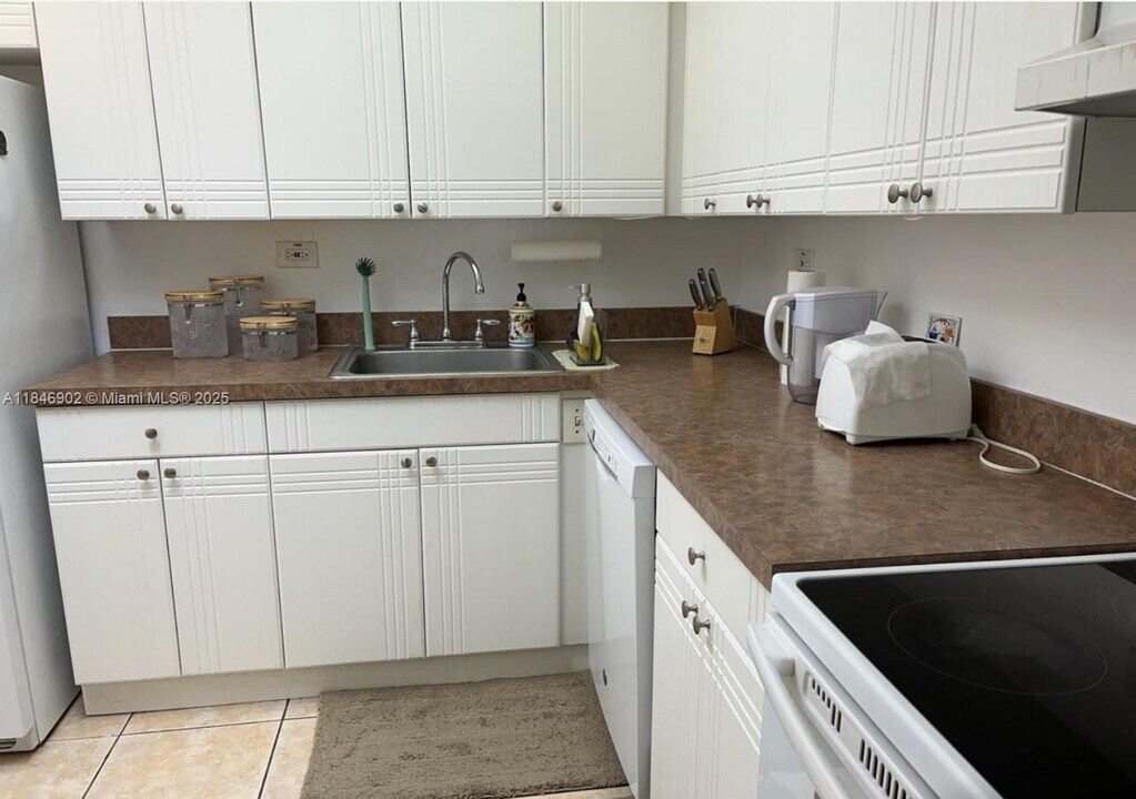 8107 SW 72nd Ave in Miami, FL - Building Photo
