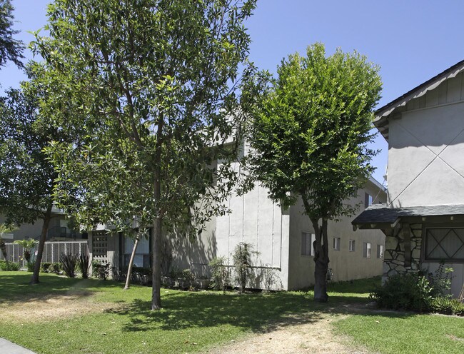 933 S Roberts St in Anaheim, CA - Foto de edificio - Building Photo