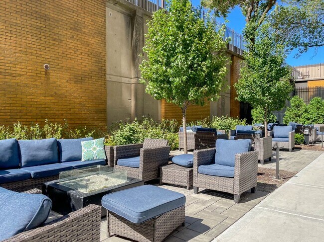 3950 N Lake Shore Dr, Unit 2028E in Chicago, IL - Building Photo - Building Photo
