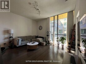 8 Charlotte St in Toronto, ON - Building Photo