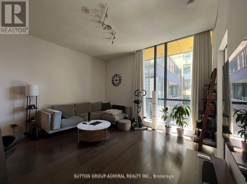 8 Charlotte St in Toronto, ON - Building Photo