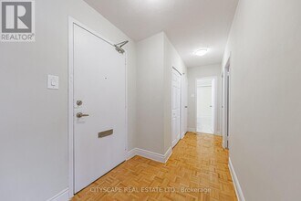 105 Rowena Dr in Toronto, ON - Building Photo - Building Photo