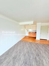 15601 Schoolcraft Rd in Detroit, MI - Foto de edificio - Building Photo