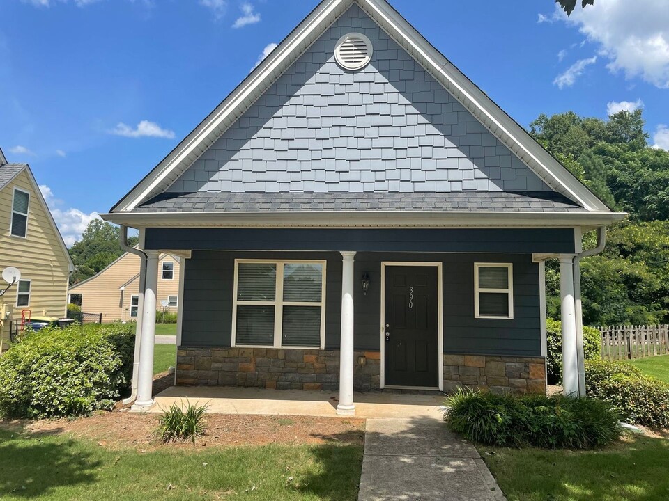 390 Bridgewater Cir in Athens, GA - Building Photo