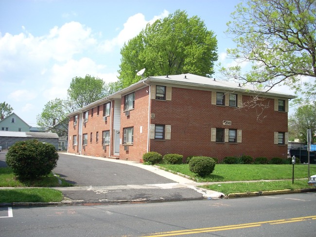 200 W Elizabeth Ave in Linden, NJ - Foto de edificio - Building Photo